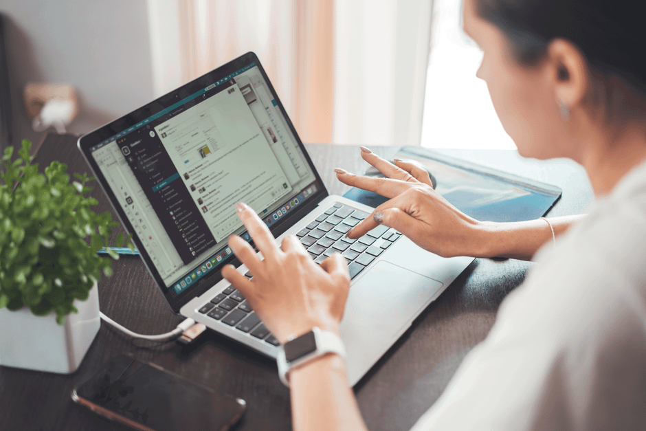 Person sitzt am Schreibtisch und plant die Jobsuche mit Notizbuch und Laptop